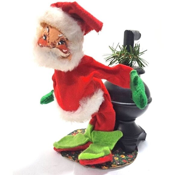 Vintage 1971 Annalee Mobilitee Santa in Front of a Pot Belly Stove - Picture 1 of 9